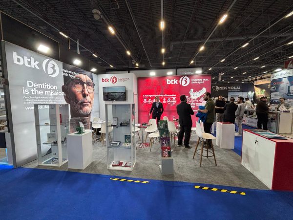 BTK — IDEX 2026 · выставочный стенд · Стамбул · Фотография со смонтированного стенда (1/2)