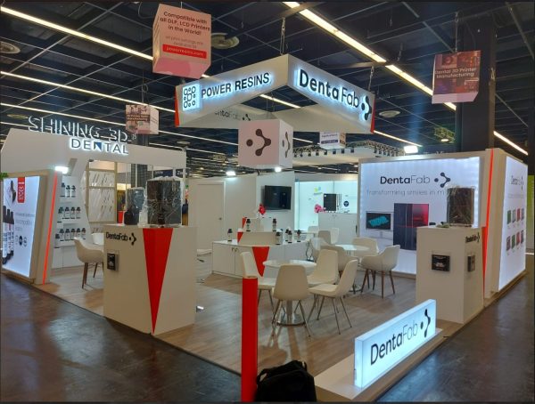 DentaFab — IDS Köln 2023 · جناح معرض · Koelnmesse، ألمانيا · صورة ملتقطة في الموقع