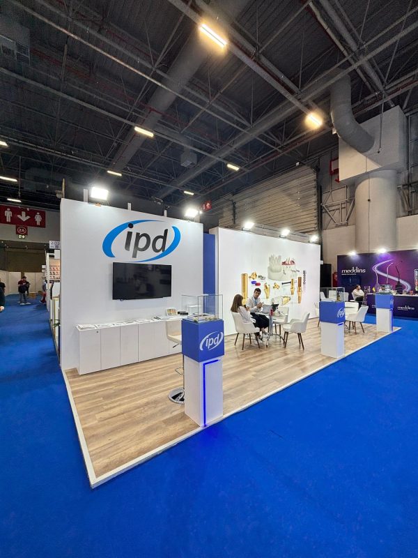 IPD — IDEX 2025 · جناح معرض · إسطنبول · صورة ملتقطة في الموقع (1/2)