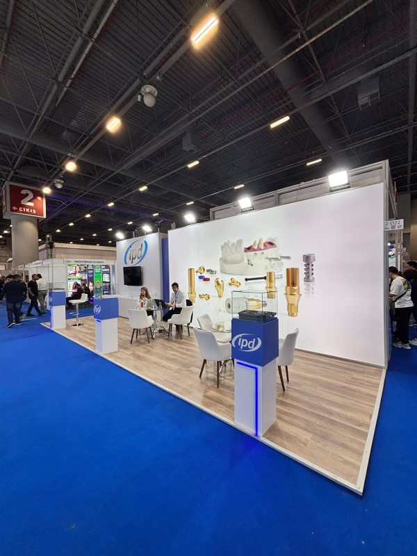 IPD — IDEX 2025 · جناح معرض · إسطنبول · صورة ملتقطة في الموقع (2/2)