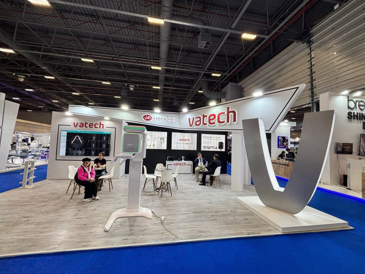Vatech — IDEX 2025 · جناح معرض · إسطنبول · صورة ملتقطة في الموقع