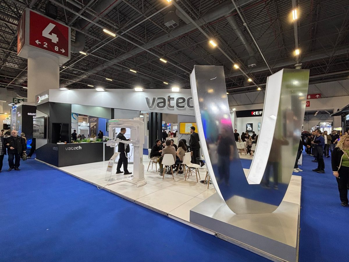 Vatech — IDEX 2026 · جناح معرض · إسطنبول · صورة ملتقطة في الموقع